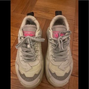 Off-White- 7.5 Worn Once ( Great Condition)